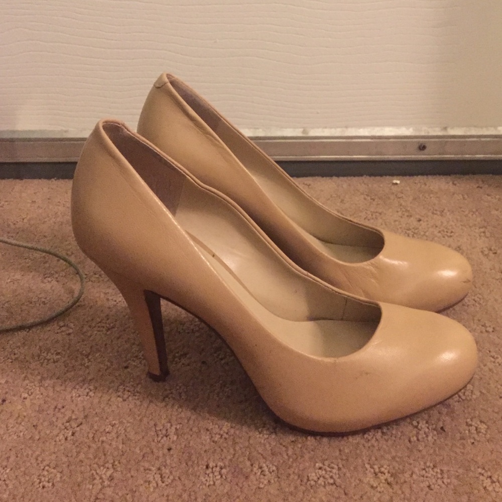 Nine West nude pumps